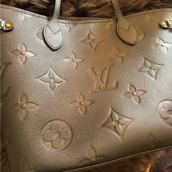 Beautiful purse made with the same materials as the real one. - Picture 10 of 12